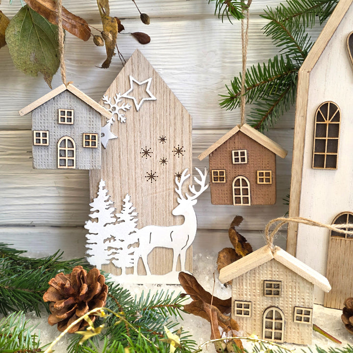 Logbuch-Verlag Holz-Metall-Haus, Winterwald 22 cm, Dekohaus aus Holz mit REH & Bäumen in Antik-Weiß, Winterliche Weihnachtsdeko zum Hinstellen - Foto 3