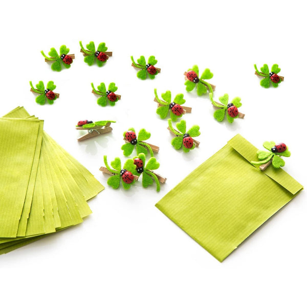 Set aus 14 kleinen grünen Gastgeschenk Tüten Mitgebsel mini-Papiertüten 7 x 9 cm + 14 Holzklammern Zierklammern Deko-Klammern Filz Glücks-Klee Marienkäfer zu Geburtstag Taufe - als Tischkarten! - Foto 1