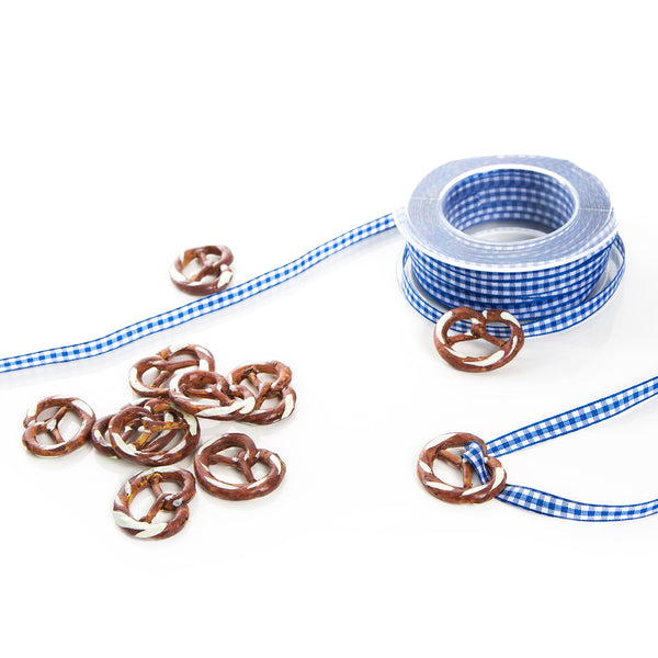 Logbuch-Verlag 24 Brezel Geschenkanhänger bayerische Deko Trachtenschmuck Halskette Anhänger BREZE + rot weiß kariertes Stoff Band Bayern Oktoberfest