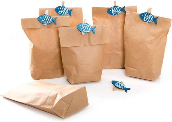Set: 12 Stück Papiertüten weiß 14 x 22 x 5,6 cm Tüten für Gäste und Kunden + 12 blaue maritime Holz-Fische Deko-Klammern Zierklammern Wäscheklammern Fischklammern mit 5 x 2,7 cm give-away