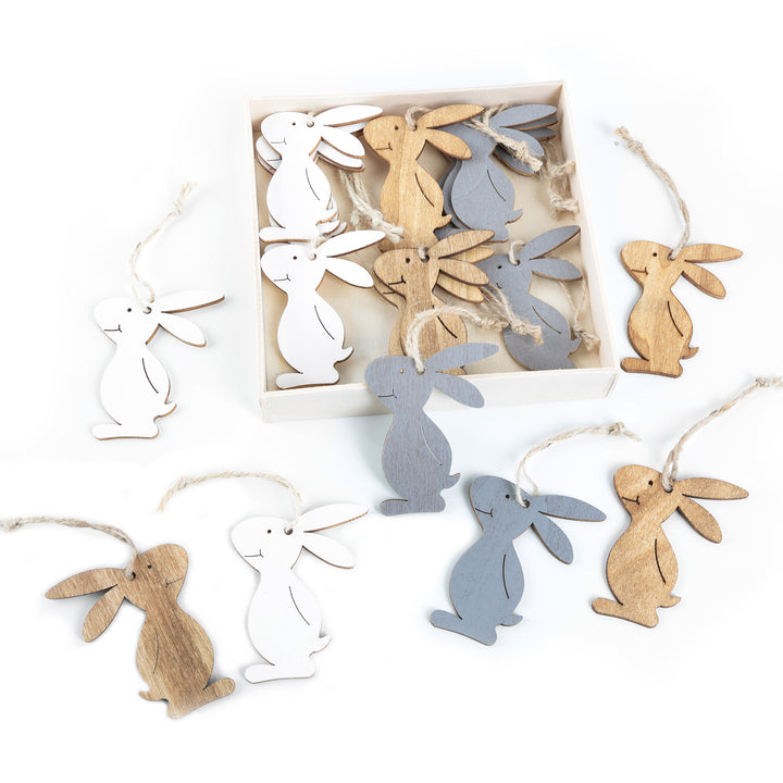 Logbuch-Verlag Hasenfamilie Figur aus Holz - 3 Osterhasen Holzdeko Ostern weiß Natur blau mit Puschel - Osterdeko zum Hinstellen 18 x 16 cm