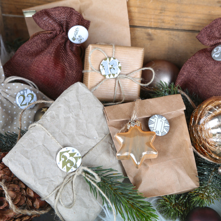 Zahlenbuttons mit Nummern 1 bis 24 aus Blech schwarz weiß zum Basteln eines Weihnachtskalenders