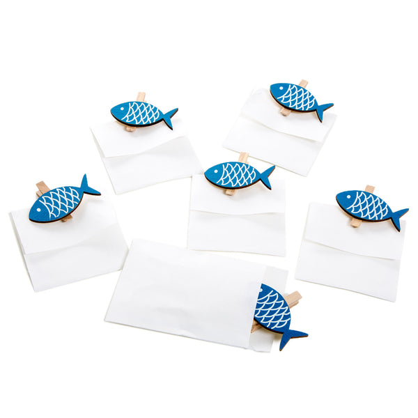 23 Teile Set maritime Tisch-Deko: 10 kleine Geschenkboxen blau weiß türkis + 12 Stück Deko-STREU FISCHE mit Klebepunkt + 1 Deko-FISCH mit 13 x 6 cm zur Taufe, Kommunion, Kinder-Geburtstag, …