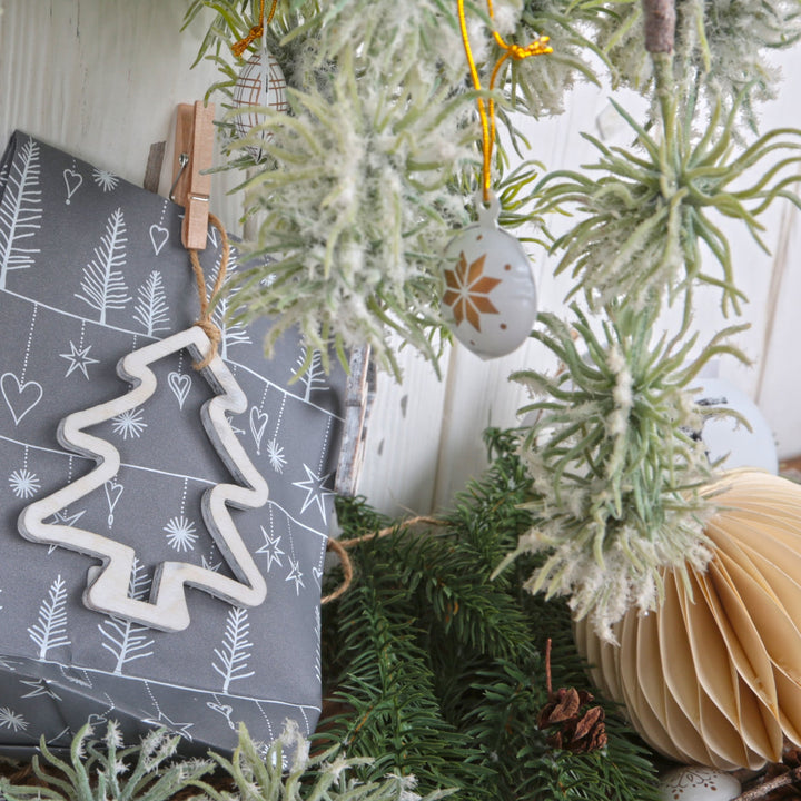 10 Weihnachtsanhänger Tannenbaum Silhouette weiß mit Schnur 9 cm - Christbaumanhänger Shabby Chic aus Holz - Foto 3