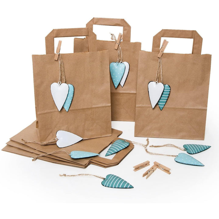 12 kleine braune Kraftpapier Geschenktasche 18 x 22 x 8 cm + 24 blau weiß türkis gestreift gepunktete Metallherzen Herz Anhänger + Klammern: Verpackung Gastgeschenke Hochzeit Geburtstag give-aways - Foto 1