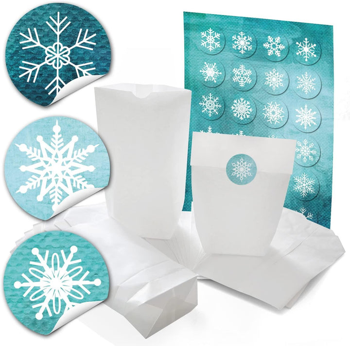 24 weiße weihnachtliche Geschenktüten 14 x 22 x 5,6 cm + 24 runde Aufkleber Sticker"Flocken rot weiß" zum liebenvollen Verpacken von Geschenken + anderen Dingen