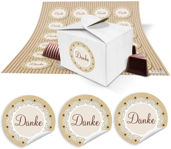 24 kleine weiße Geschenkboxen Geschenkverpackung Geschenkschachteln 8 x 6,5 x 5,5 + Aufkleber SCHÖN DASS DU DA BIST beige creme-farben, Verpackung für Gastgeschenke, Mitgebsel f. Hochzeit, …