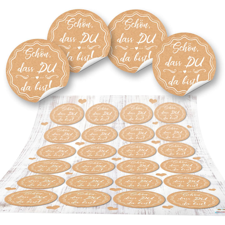 Schön, dass du da bist Sticker in Kraftpapier-Optik braun weiß 4 cm