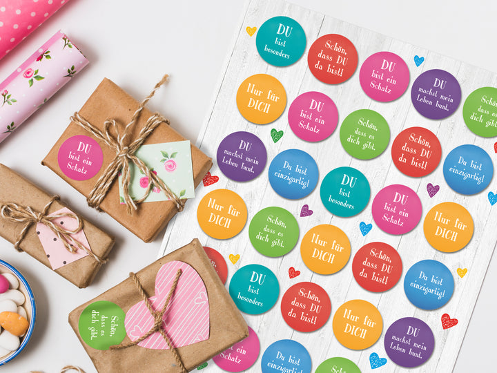 Bunte Geschenkaufkleber 3,2 cm rund - Spruchaufkleber für Geschenke 140 Aufkleber / 4 Bögen