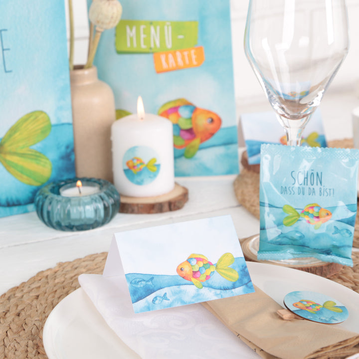 Tischkarte 8,5 x 5,5 cm 250 g maritim blau türkis bunt mit Regenbogenfisch - Taufe Kommunion 50 Stück