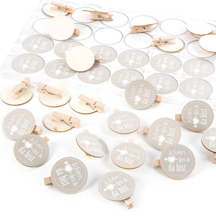 Logbuch-Verlag SCHÖN DASS DU DA BIST 96 Klammern Holzscheibe + 96 runde Selbstklebende Sticker zum Basteln als Dekoration Verpackung Geschenke give-aways beige Creme weiß