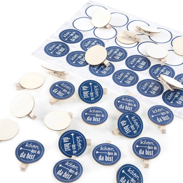 24 Klammern aus Holz + 24 runde Sticker Schön, dass du da bist - beige creme - Deko Give-Away Hochzeit