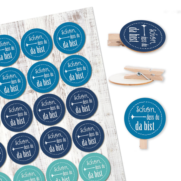 Logbuch-Verlag SCHÖN DASS DU DA BIST 96 runde Holzklammer + 96 Bunte Text Aufkleber – Geschenke verpacken Gastgeschenk Mitgebsel give-Away Kinder Geburtstag Feste