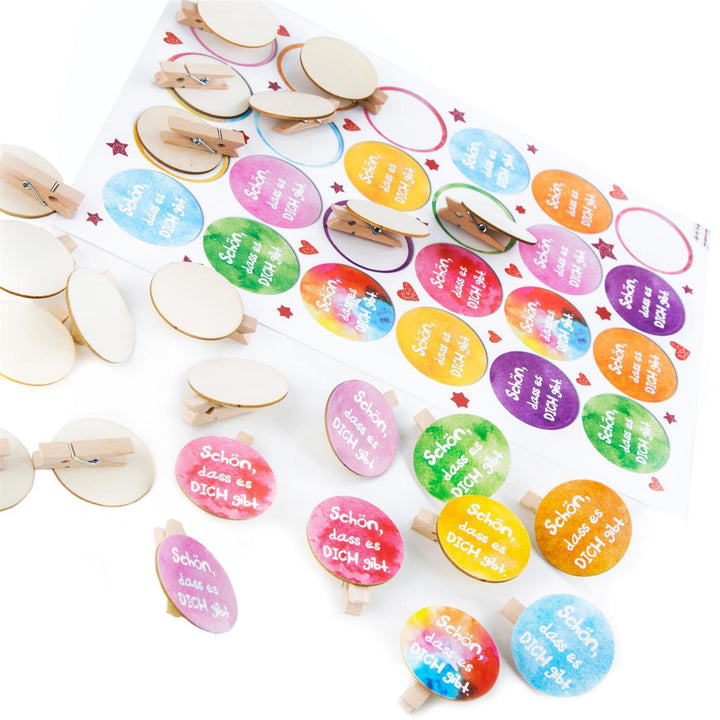 Set 24 Weihnachtsaufkleber Schneeflocke beige + 24 Holzwäscheklammern mit Scheibe Verpackung Basteln Deko