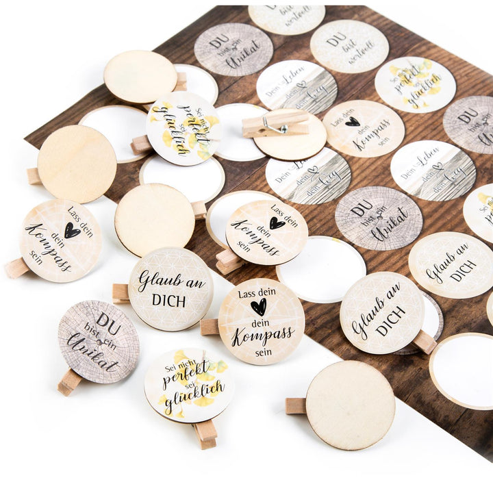 Logbuch-Verlag Set 48 Weihnachtsaufkleber Schneeflocke beige + 48 Holzwäscheklammern mit Scheibe Verpackung Basteln Deko Weihnachten Papiertüten verschließen